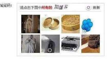 澎湃新聞記者從鐵路上海站了解到，目前窗口售票采用的系統(tǒng)與12306網購不同，購票者通過身份證件的驗證，即可購票。根據往年經驗，每年臘月二十三到二十九的火車票最為緊俏，對應的網絡購票日期為12月4日至10日，春運火車票搶票也進入最白熱化的狀態(tài)。對此，鐵路部門提醒，如果沒能在第一時間買到票，旅客不妨在起售時間30分鐘后、開車前15天和開車前1天三個時間點“撿漏”，可能會有意外的收獲。