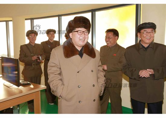 金正恩現(xiàn)場指導(dǎo)工作。