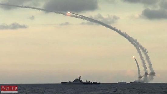 圖為里海艦隊(duì)軍艦從里海水域發(fā)射18枚“口徑-NK”巡航導(dǎo)彈。