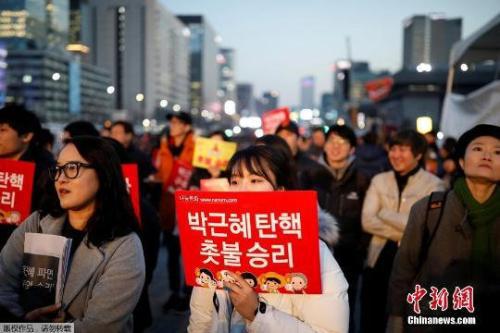 資料圖：當(dāng)?shù)貢r(shí)間3月10日上午，韓國(guó)憲法法院就總統(tǒng)彈劾案審判，樸槿惠被立即免去總統(tǒng)職務(wù)。當(dāng)晚，韓國(guó)民眾走上首爾街頭舉行燭光集會(huì)。