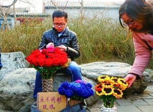 李博文周末在什剎海擺攤賣(mài)花。 晨報(bào)記者 王巍/攝