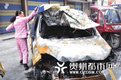 才跑8000公里的車被燒得不成樣子。