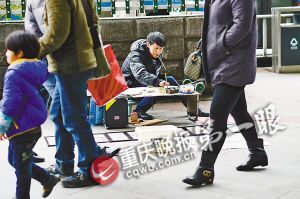 街頭，張啟輝將自己的作品擺放出售。