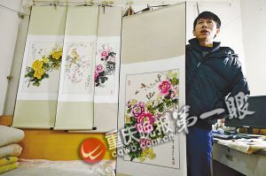 靠一根拇指夾畫筆，張啟輝繪出美麗色彩。