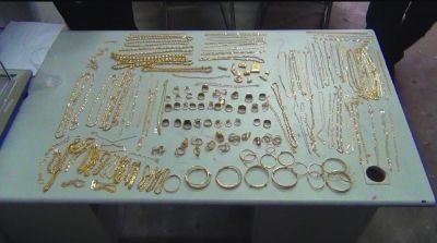 警方追回的被搶金首飾，有172件，2200多克。其余的都被嫌疑人變賣(mài)，用來(lái)購(gòu)買(mǎi)手機(jī)的汽車(chē)。