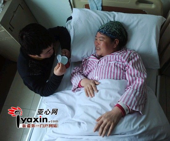 2月15日，馬友紅給病床上的母親喂水喝，對于家庭現(xiàn)在的處境，身患重癥的母親也時而感到愧對兒子。亞心網(wǎng)記者 張已 攝