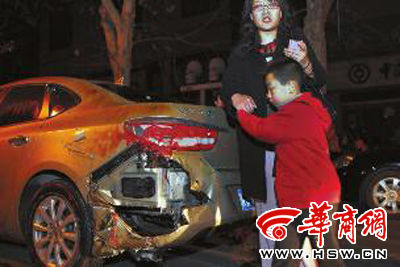 豐慶路226號的足浴店起火殃及樓下車輛，一個車主將車搶救出來后仍驚魂未定