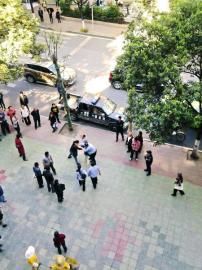 市民提供給賀偉的事發(fā)時雙方?jīng)_突照片。