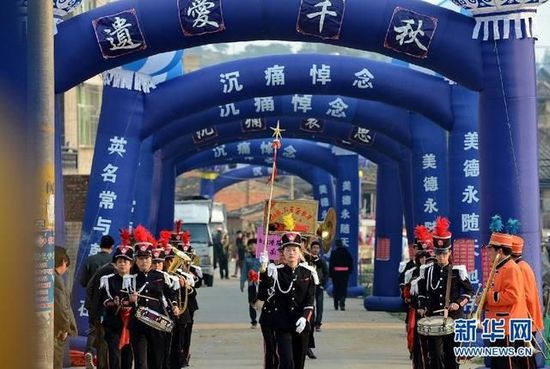 福建省長(zhǎng)樂市一送葬隊(duì)伍走出家門口。