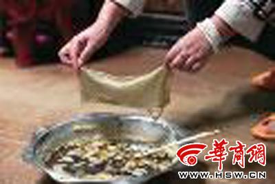 　　昨日，店方讓顧客觀看該火鍋制作時的監(jiān)控錄像本組圖片由本報記者黃利健攝
