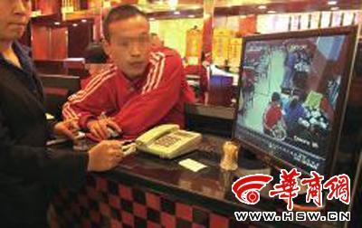 昨日，李女士展示從火鍋店抱回的火鍋，內(nèi)有濕巾