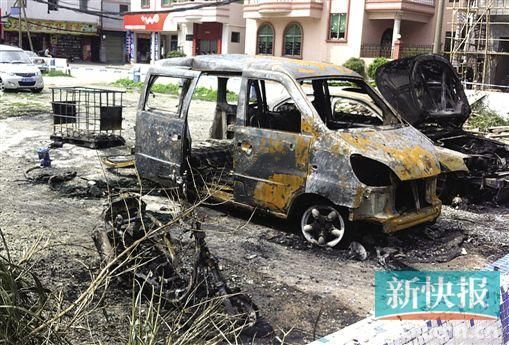 涉事面包車燒剩鐵殼。