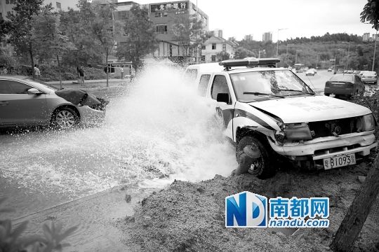昨日，龍華金龍路，男子開走警車，后撞上消防栓停下，警車車頭受損。