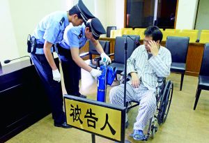 被告人李萬(wàn)勇因病吸氧受審。首席攝影記者 吳寧/攝
