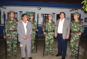 　5月17日，岳陽(yáng)監(jiān)獄，自稱是聯(lián)合國(guó)官員的男子被當(dāng)場(chǎng)抓獲。圖/通訊員續(xù)暖和