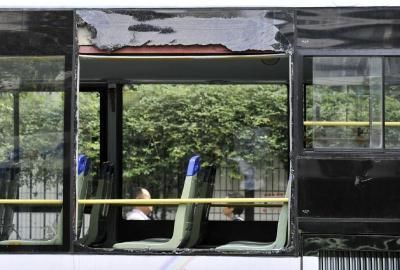 75路公交車(chē)車(chē)窗玻璃被砸碎。
