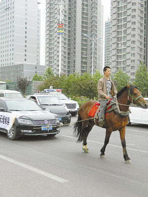 　馬拉汽車引人關(guān)注。