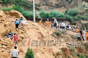 昨日，公安、消防人員在事故現(xiàn)場搜救