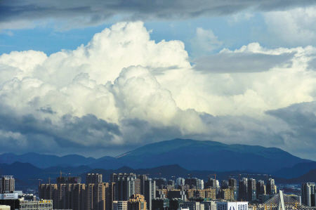 昨天，寧波出現(xiàn)了藍(lán)天白云的天氣，能見(jiàn)度非常好。記者徐佳偉攝