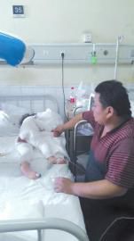 伏登順與女兒在一起。