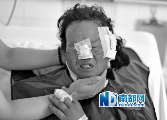 受狼群襲擊受傷較重的村民在接受救治。C FP圖片