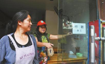 8月14日，市民志愿者體驗(yàn)城管執(zhí)法招呼商家不要亂張貼。