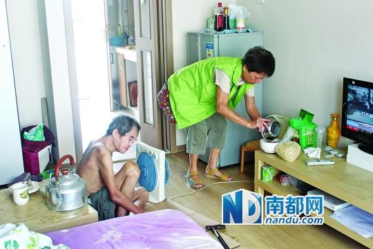 居民徐阿姨去看望何譚送老人，并送去熱湯