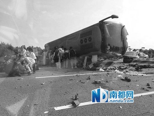 現(xiàn)場大客車側(cè)翻，玻璃碎落一地，車身卡在路邊水泥護(hù)欄上。 目擊者供圖
