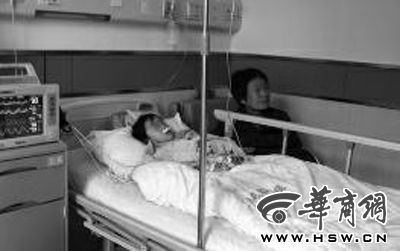 昨日下午，在延長(zhǎng)縣醫(yī)院，外婆守在5歲的黑鈺雅病床前