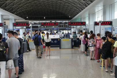 成都市民排隊(duì)準(zhǔn)備出境。