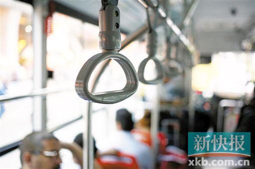 ■公交車(chē)上的拉環(huán)只是用來(lái)扶手的。新快報(bào)攝影記者祝賀/攝