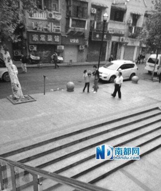 10月18日，武漢一男子抓住環(huán)衛(wèi)工打耳光。