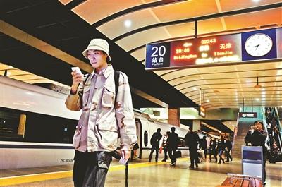 家住天津，在北京工作，呂先生每天乘坐京津城際列車上下班