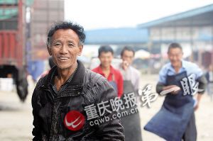 唐再海因?yàn)槠つw黝黑，工友們都打趣地稱呼他為“非洲人”。