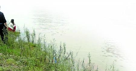 涉事男子和前女友,呆滯地望著滾滾江水。 田女士供圖