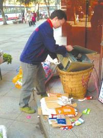 王光偉靠收廢品拾荒為生，每月僅有1000元的微薄收入。