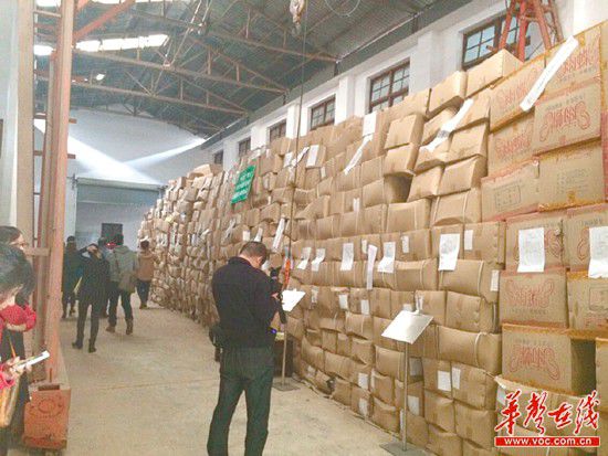 11月5日，執(zhí)法人員清理出來(lái)的假安全套把上千平方米的倉(cāng)庫(kù)堆得滿(mǎn)滿(mǎn)的。