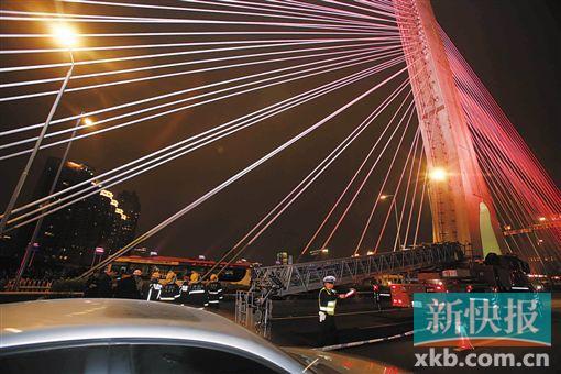 昨日深夜，橋上東側空出兩條車道用來救援。
