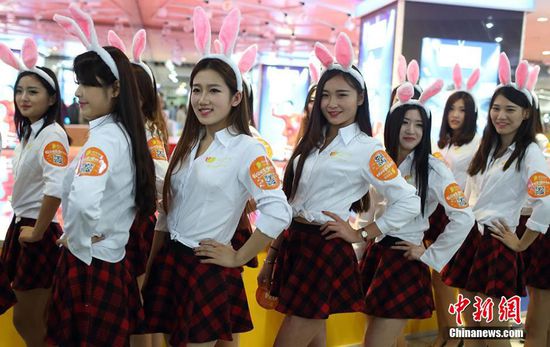 11月11日晚，一百位統(tǒng)一打扮的“兔女郎”現(xiàn)身南京新街口，逛街看電影玩快閃，走到哪里都被圍觀。