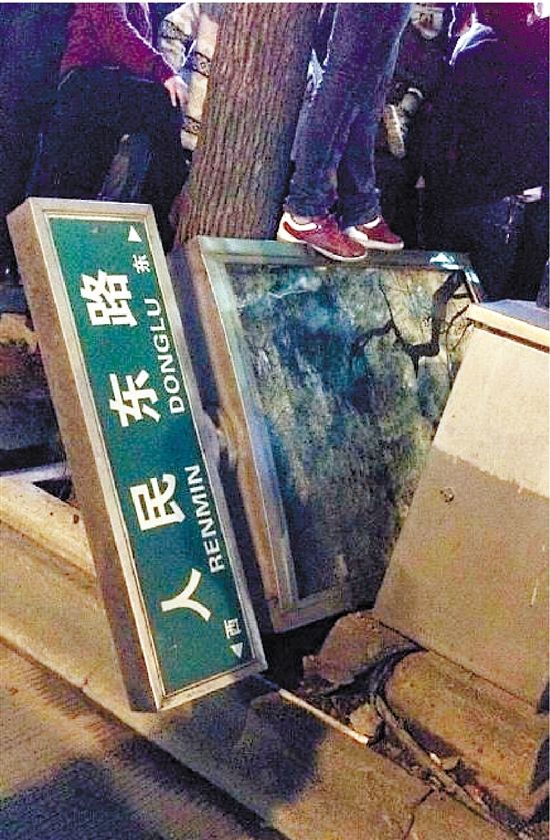 路牌都踩翻，還有人上了樹，城管不出手，也確實(shí)不大合適。