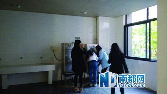 距接熱水的茶房約20米。 南都記者 張少杰 攝