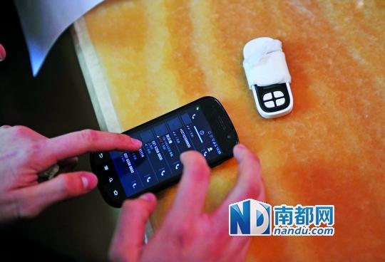 一個(gè)號(hào)碼為021-62588800的電話自稱上海靜安區(qū)公安分局，騙走了小程148萬(wàn)。記者 梁煒培 攝