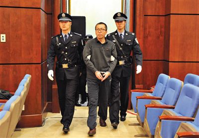 楊秀宇被帶入法庭。昨日，楊秀宇及女下屬盧梅因非法經(jīng)營(yíng)罪獲刑4年、一年半并處罰金。