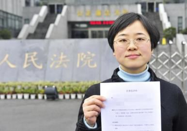 12月3日，起訴代理人出示公訴書。