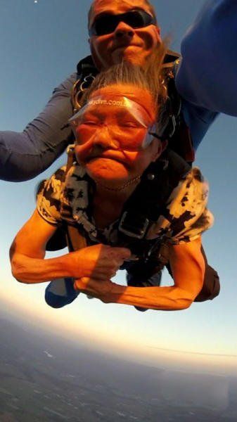 閔老太太正在體驗高空跳傘。