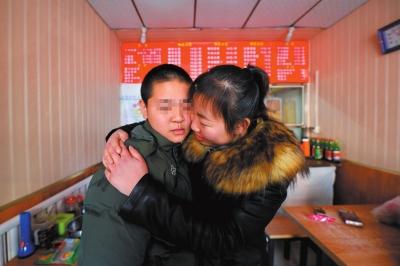 何女士找到了兒子小新后，把兒子緊緊抱在懷里。京華時(shí)報(bào)記者趙思衡攝