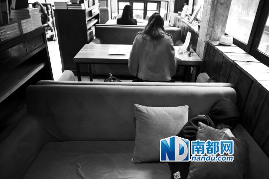 12月12日上午，不打烊書(shū)店里，12歲的楊東吃完午飯后抱著抱枕蜷在沙發(fā)里睡覺(jué)。