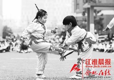 兩名小朋友在進(jìn)行武術(shù)對打表演。