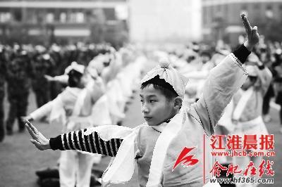 學(xué)生們在進(jìn)行集體武術(shù)操展示。
