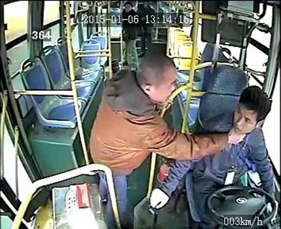 車(chē)載監(jiān)控視頻顯示，806路公交車(chē)司機(jī)袁宋林在車(chē)輛行駛中拒絕一乘車(chē)男子提出停車(chē)的要求后，遭到該男子的反復(fù)毆打。視頻截圖